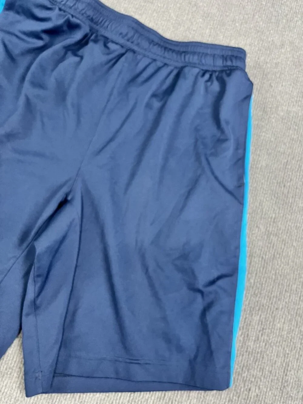 Under Armour Mens Loose-Fit Navy Blue Shorts With Teal Side Stripes Size L